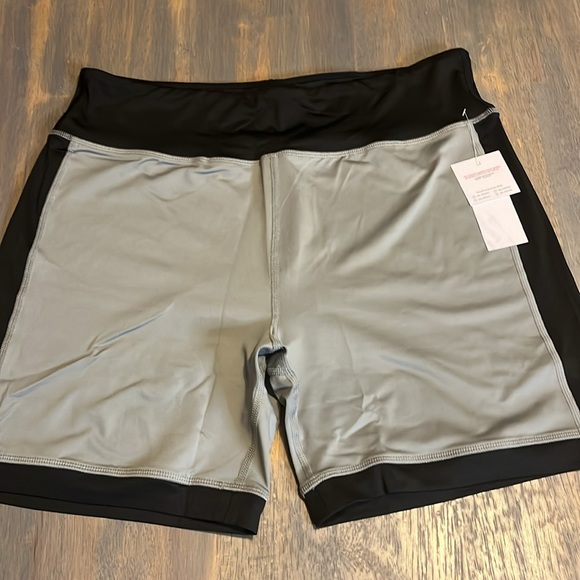 WOMEN’S BUNDLE of 2 PR SHORTS. PLUS SIZE SHORTS. XXL 2x new w tags  #7 - Picture 4 of 5